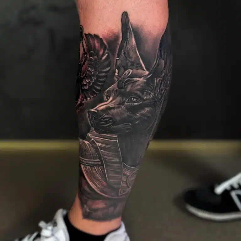 Tetování náboženství, Anubis na lýtku