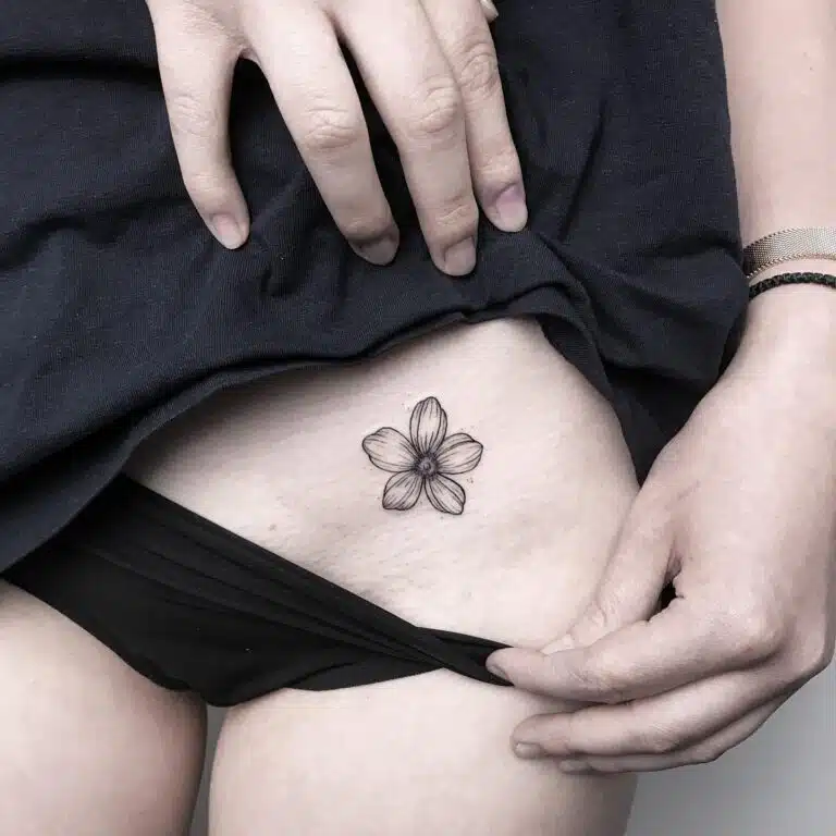 Minimalistické tetování květina na břicho