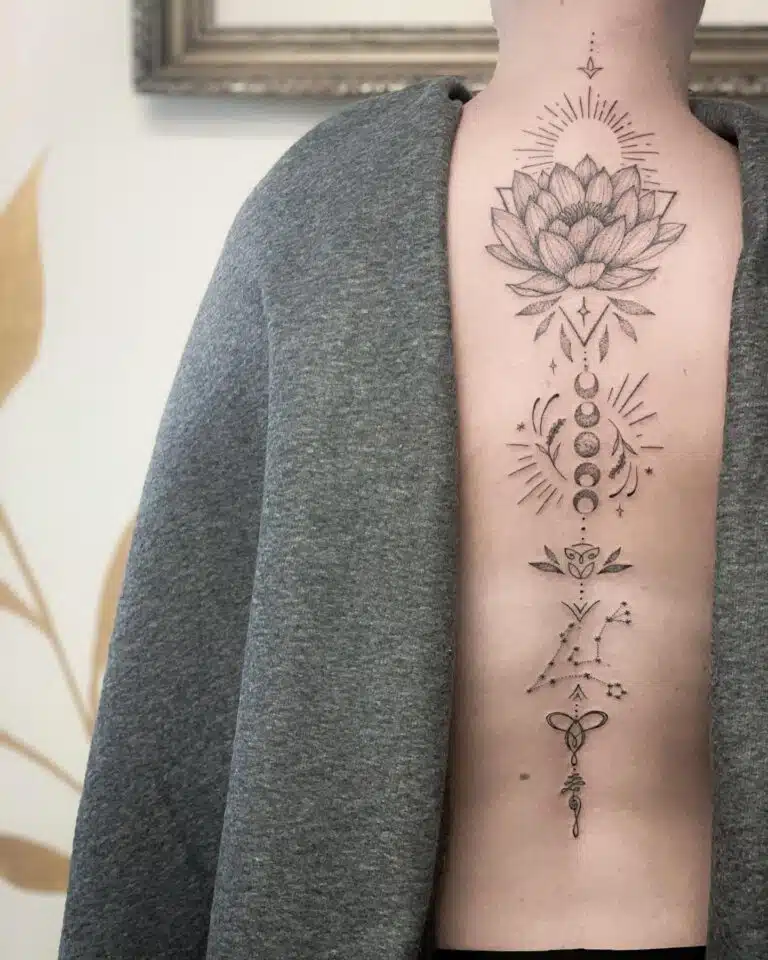 Tetování lotos, květina, ornamenty, fáze měsíce na páteř