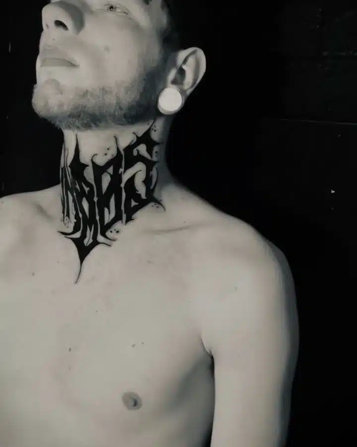 Tetování písmena, nápis na krku