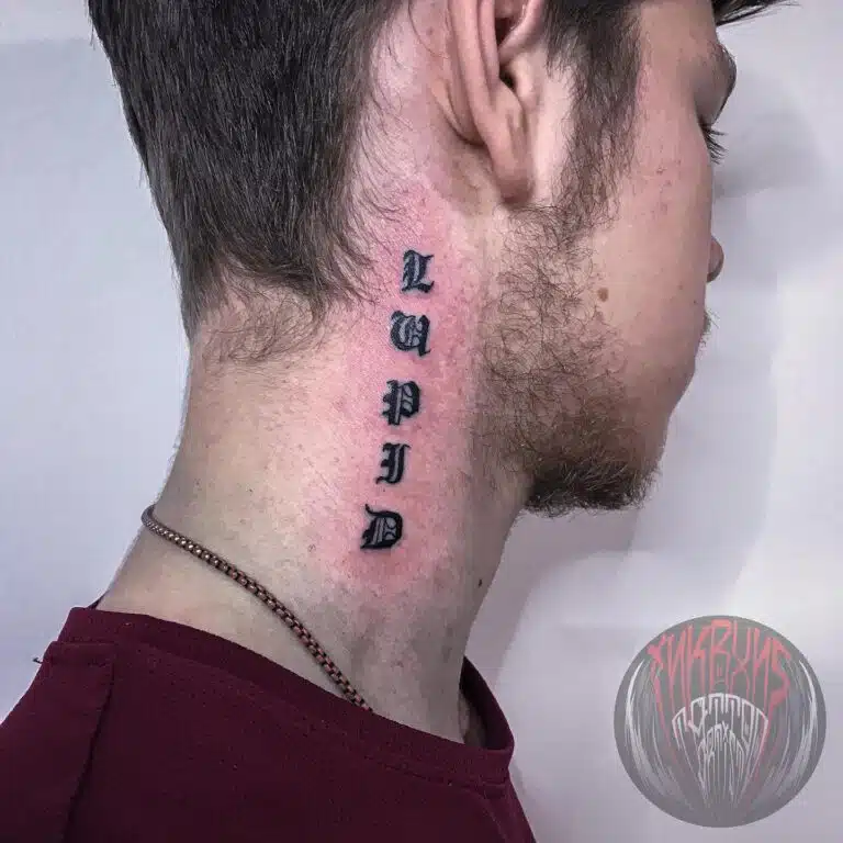 Tetování nápis na krku