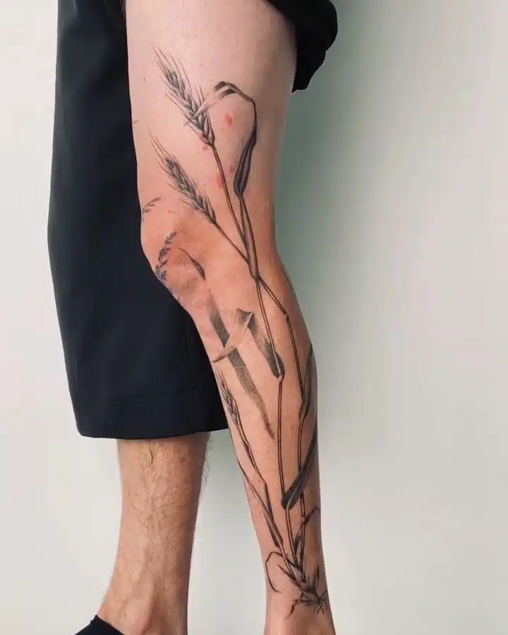 Tetování zvířata, kudlanka, luční kvítí na noze