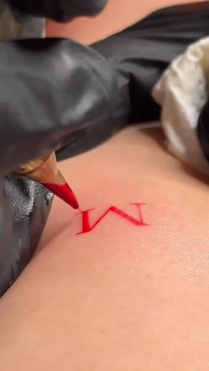 Tetování nápis, písmena na předloktí