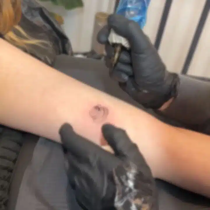 Tetování znaky a symboly, symbol na předloktí