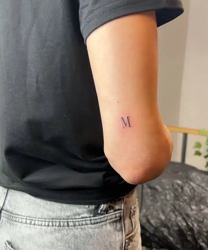 Tetování nápis, písmeno na paži