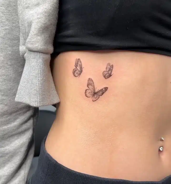 Tetování zvířata, motýli na břichu