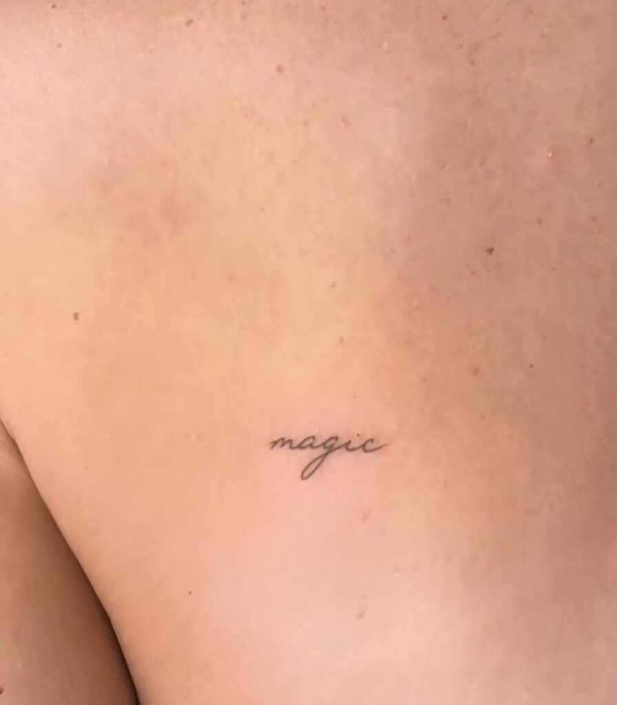 Tetování nápis na lopatce