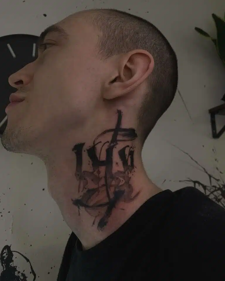 Abstraktní tetování číslo, čáry na krk