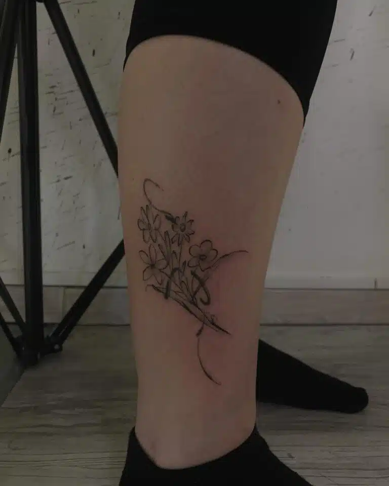 Tetování symbol květiny na lýtko