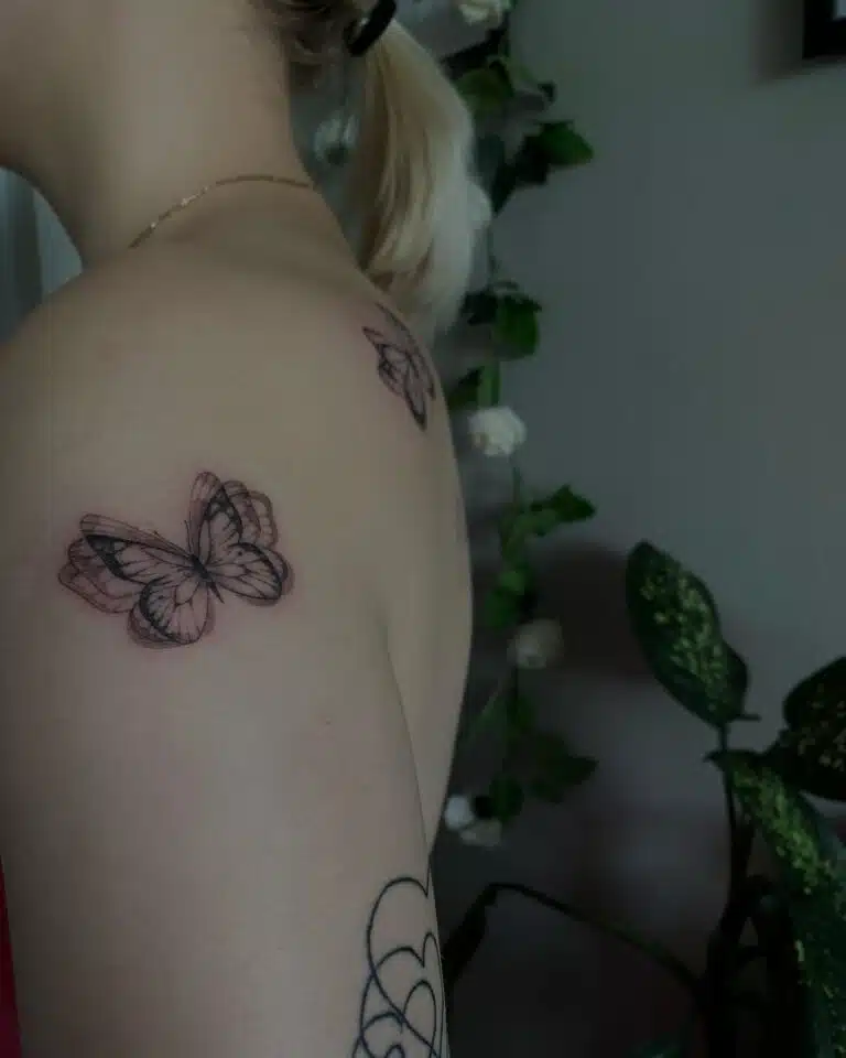 Minimalistické tetování zvíře motýl na rameno