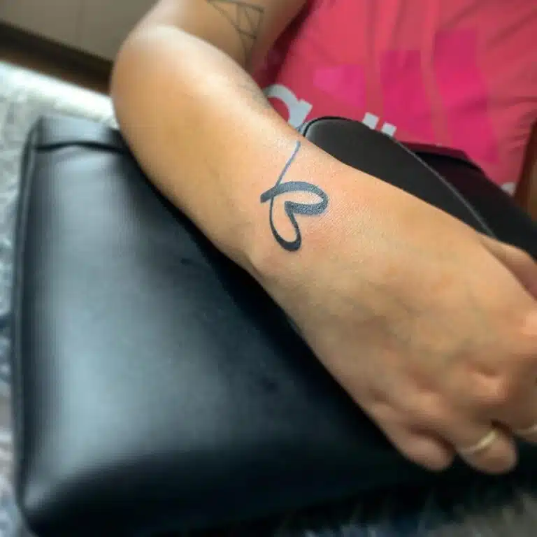 Tetování symbol srdce na zápěstí