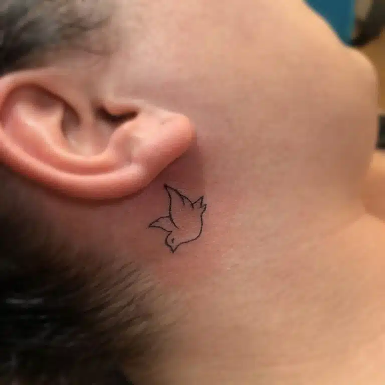 Minimalistické tetování zvíře holubice za ucho