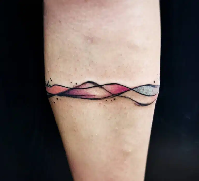 Tetování symbol, náramek, čáry, pruhy na předloktí