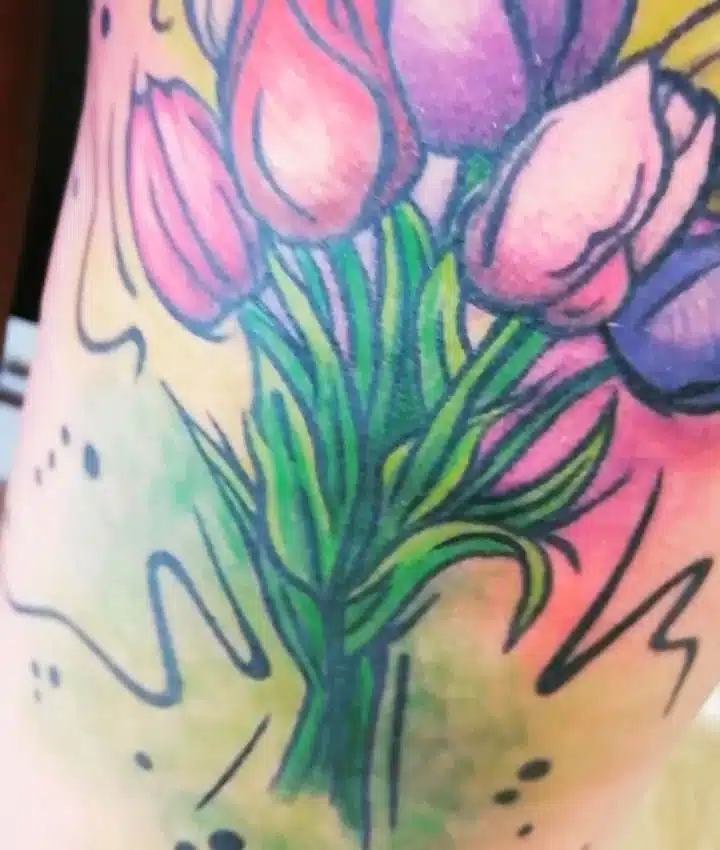 Tetování květiny, tulipány na bok stehna