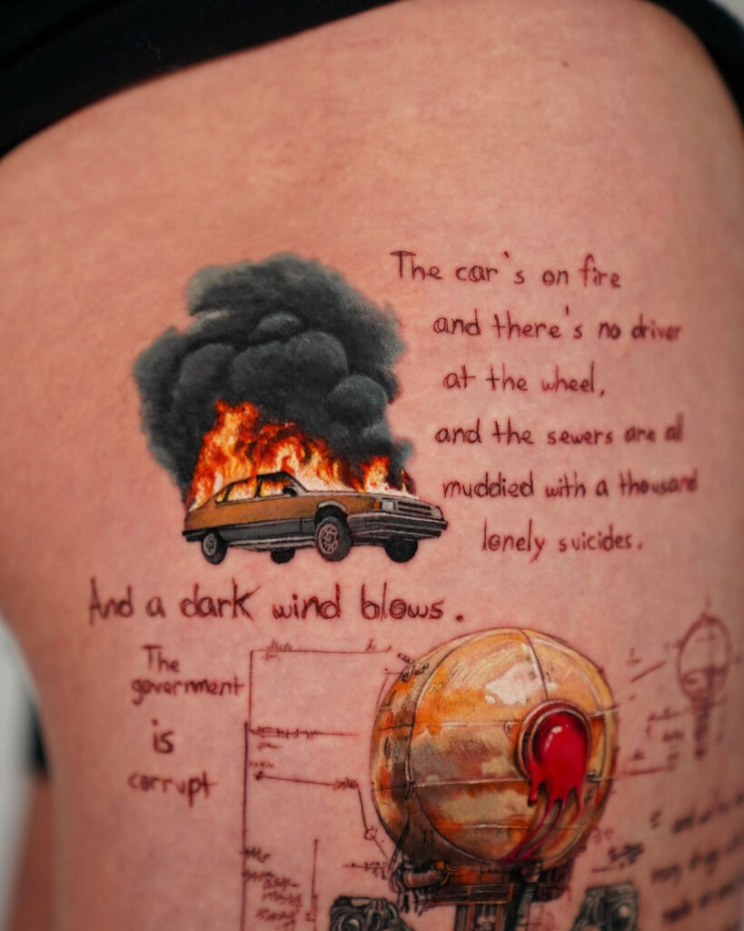 Tetování hořícího auta s textem.