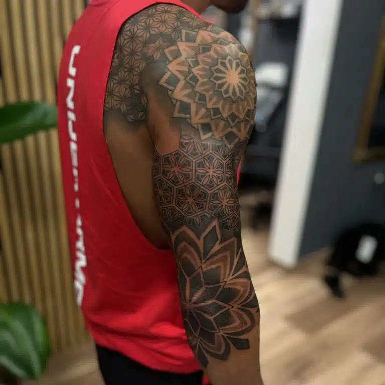 Tetování mandala. znaky a symboly na rameno