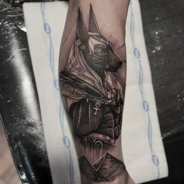 Tetování náboženství Anubis na lýtko