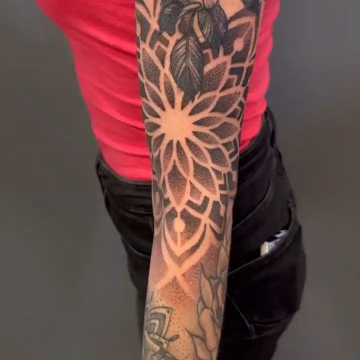 Tetování mandala, znaky a symboly na předloktí