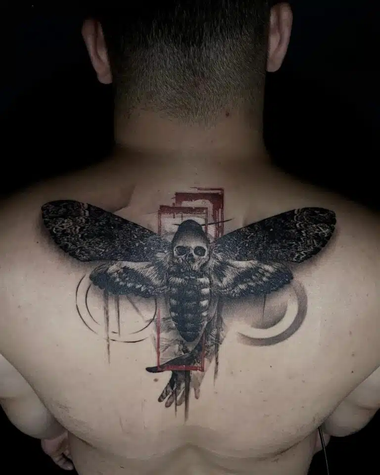 Tetování zvíře, lišaj smrtihlav na zádech