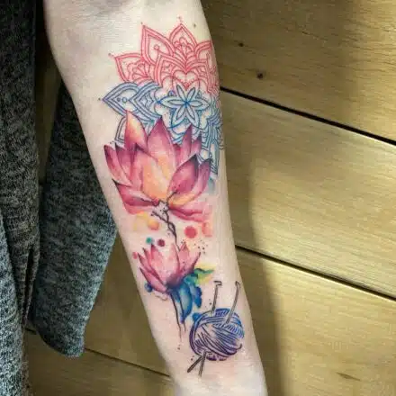 Tetování květiny a mandala na předloktí