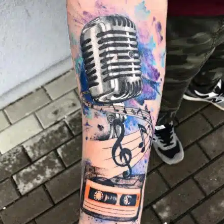 Tetování hudba, noty na předloktí