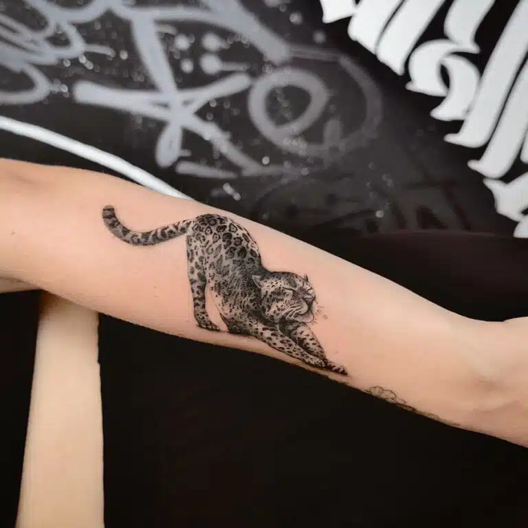 Tetování zvíře, divoká kočka na předloktí