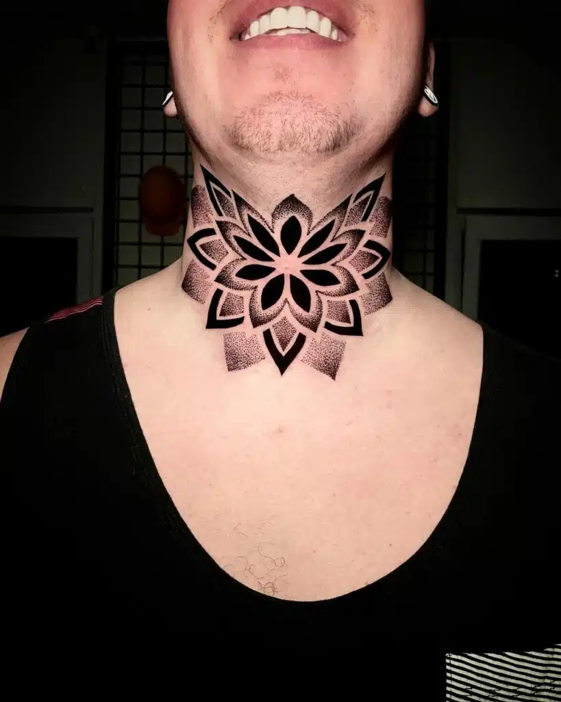 Tetování mandala na krku