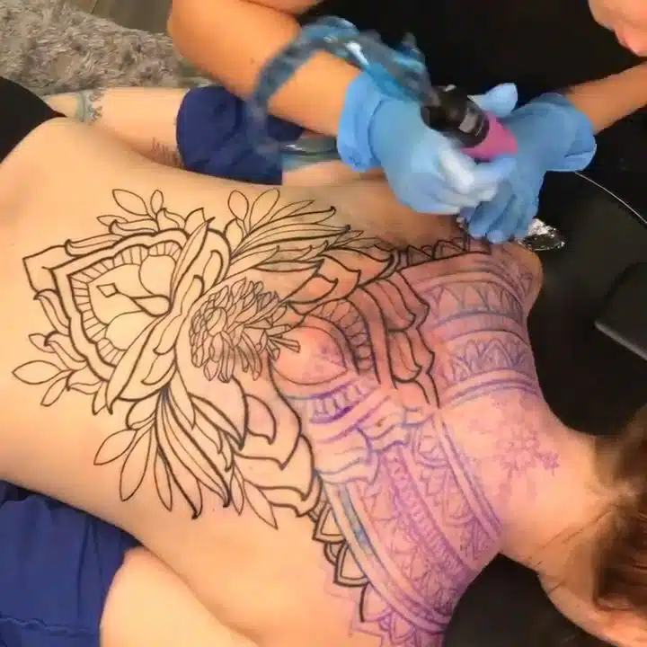 Tetování mandala na zádech