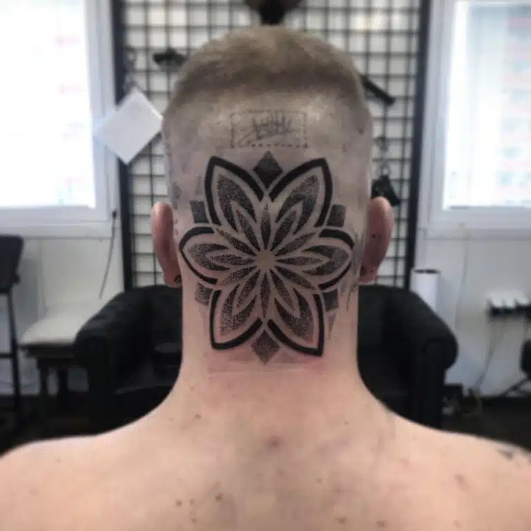 Tetování mandala na hlavě