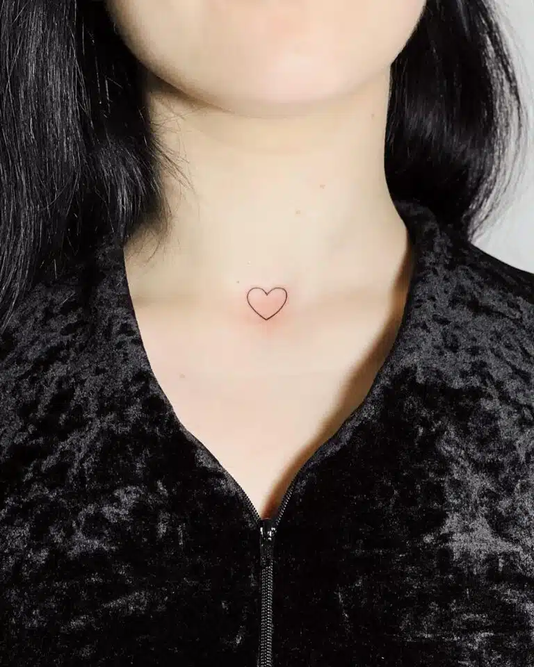 Tetování srdce na krku