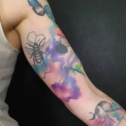 Tetování zvířata, vážka, včela a motýl na rukávu