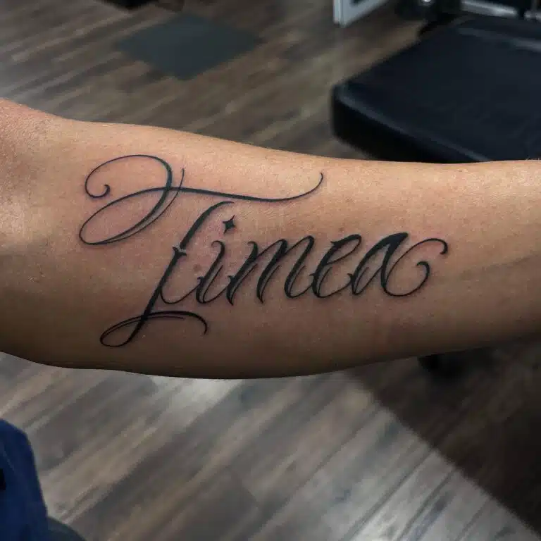 Tetování písmena, nápis, jméno na předloktí