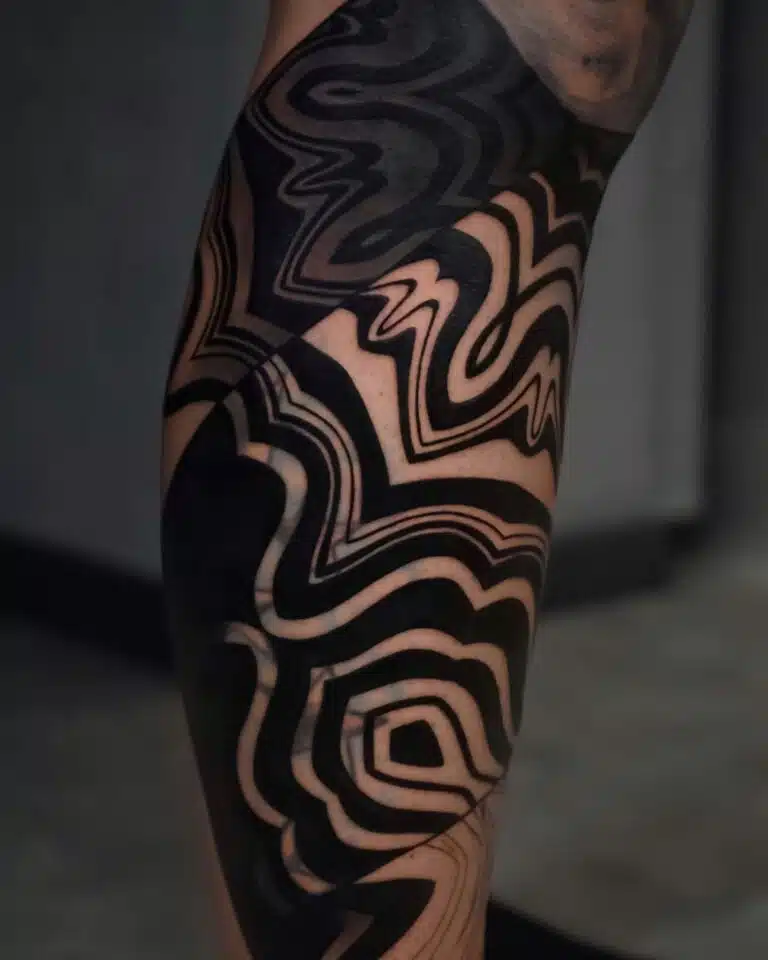 Tetování ornamenty na lýtku
