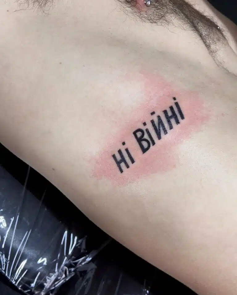 Tetování písmena, nápis na žebrech
