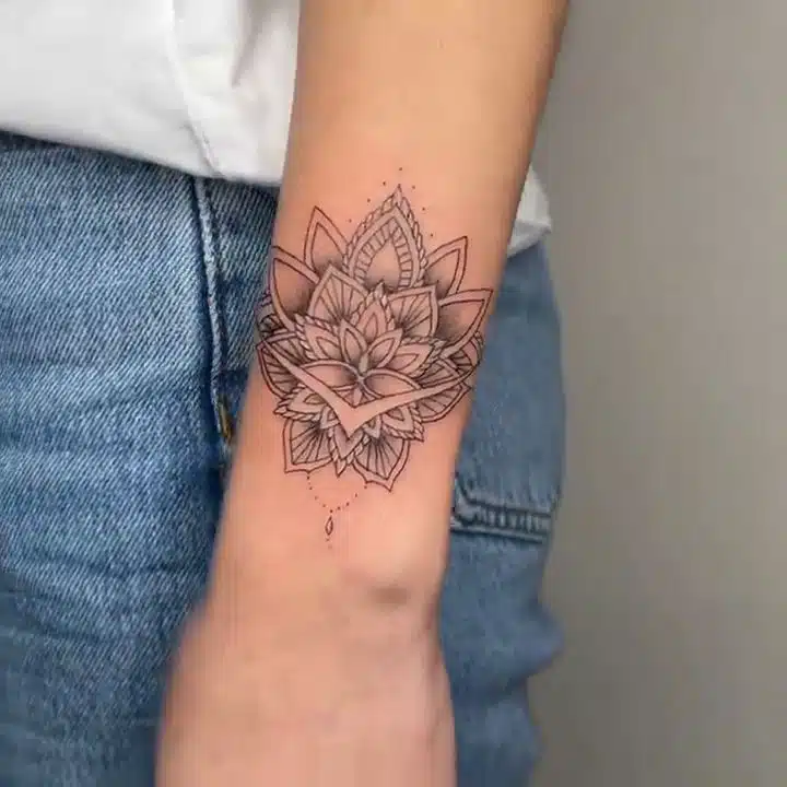 Tetování mandala na předloktí