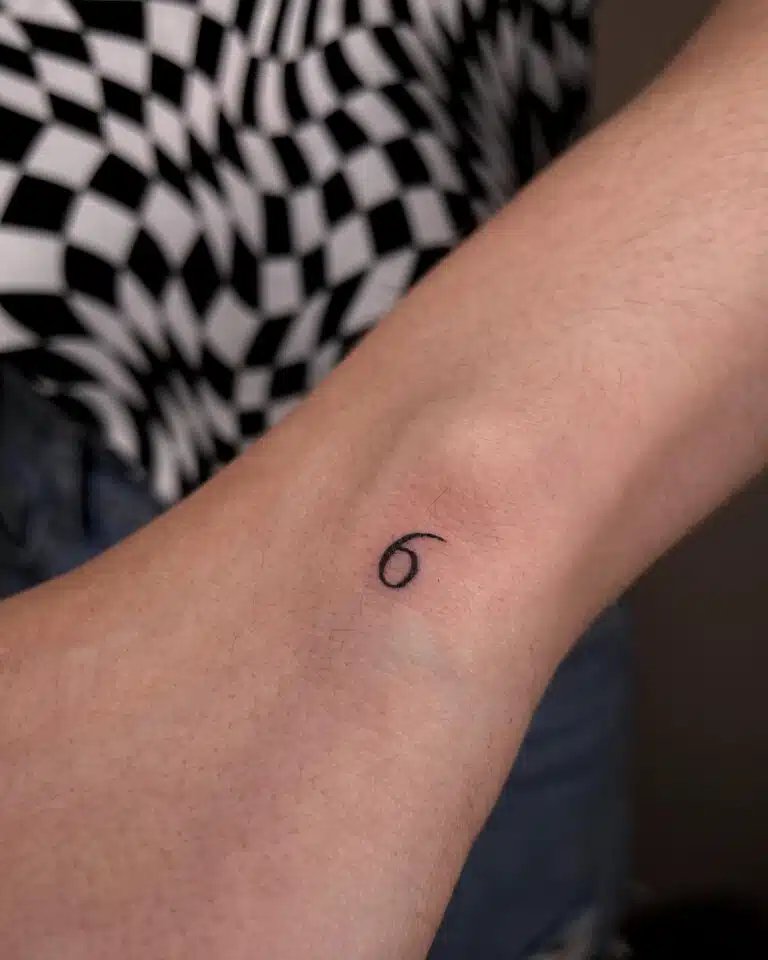 Tetování nápis, číslo na předloktí