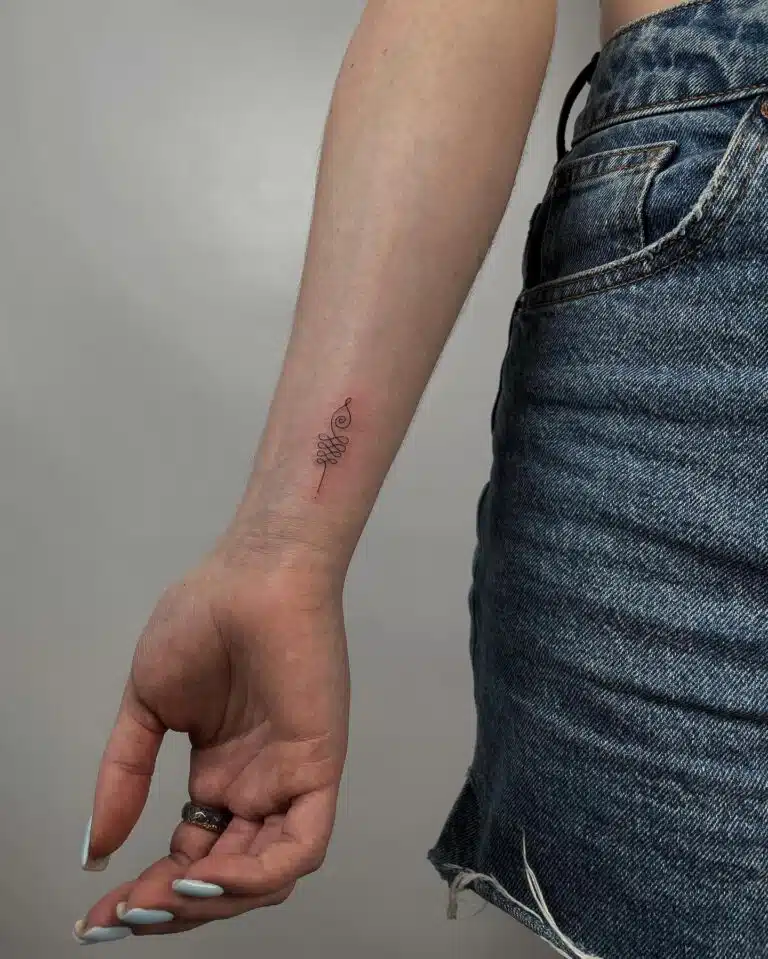 Tetování znaky a symboly, symbol na předloktí
