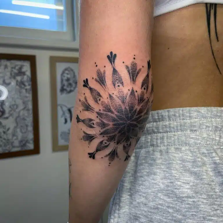 Tetování mandala na loket