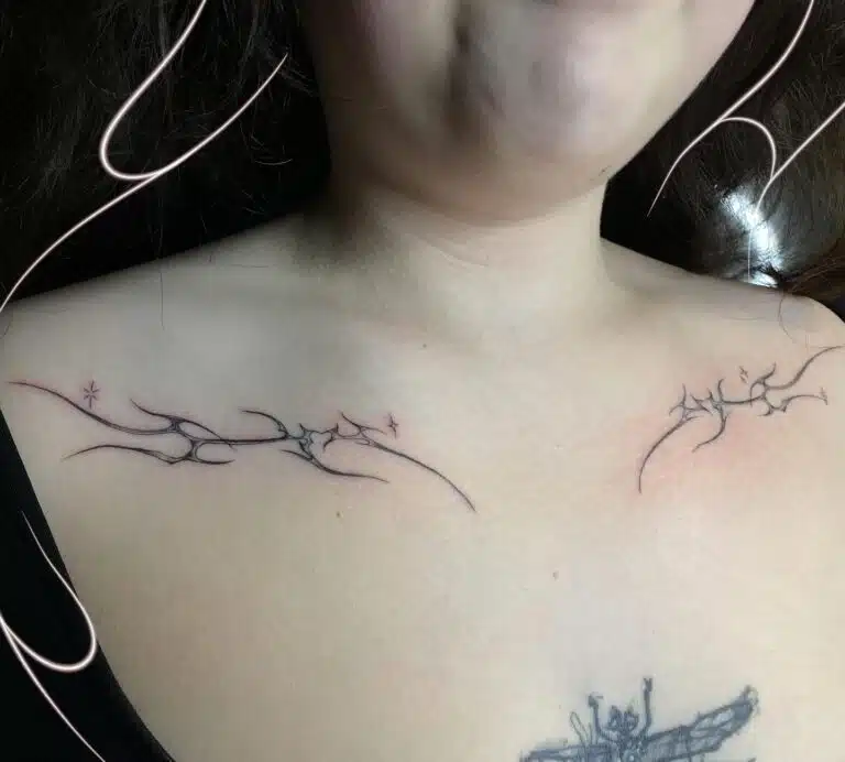 Tetování ornamenty pod klíční kosti
