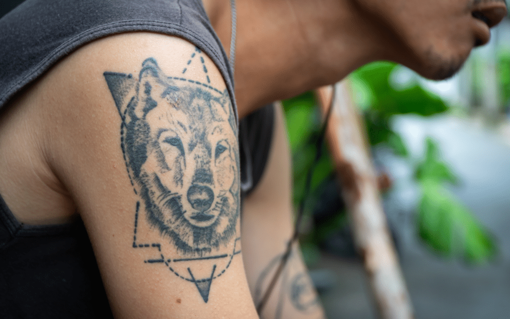 Vlk v trojúhelníku na rameni. 