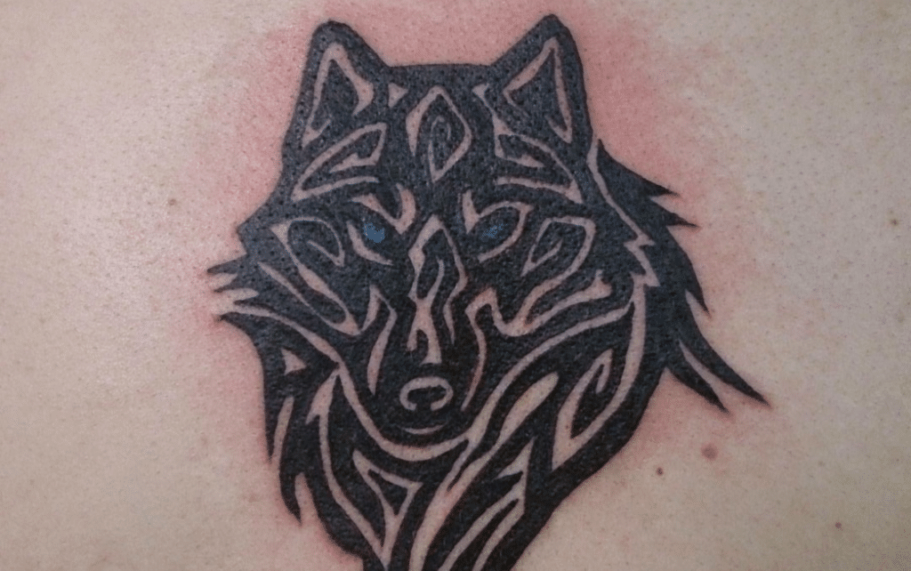 Tetování vlka v keltském stylu.