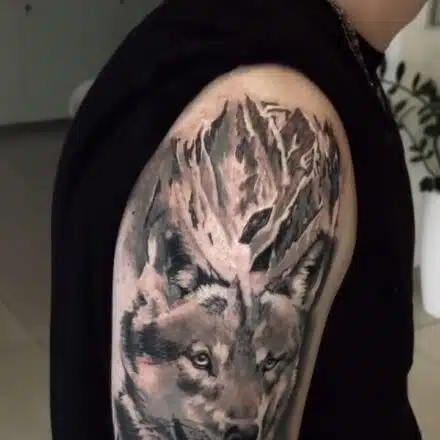 Tetování zvíře vlk, hory, příroda na rameno