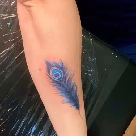 Tetování pírko, symbol na předloktí