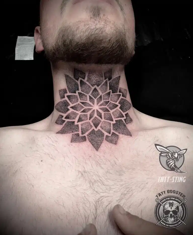Tetování mandala na krku