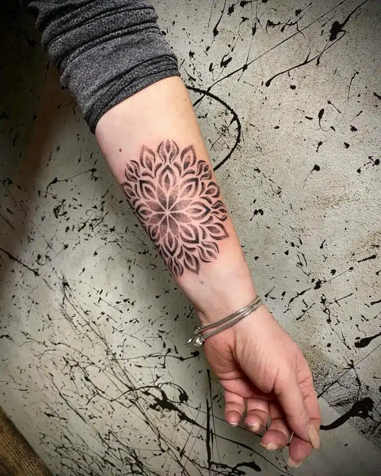 Tetování mandala na předloktí