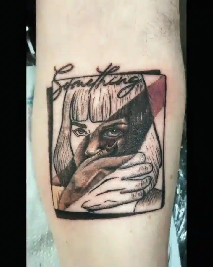 Tetování žena a nápis na předloktí