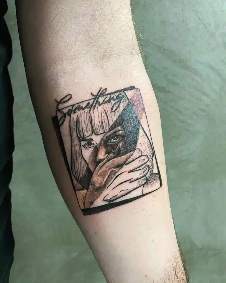 Tetování žena  a nápis na předloktí