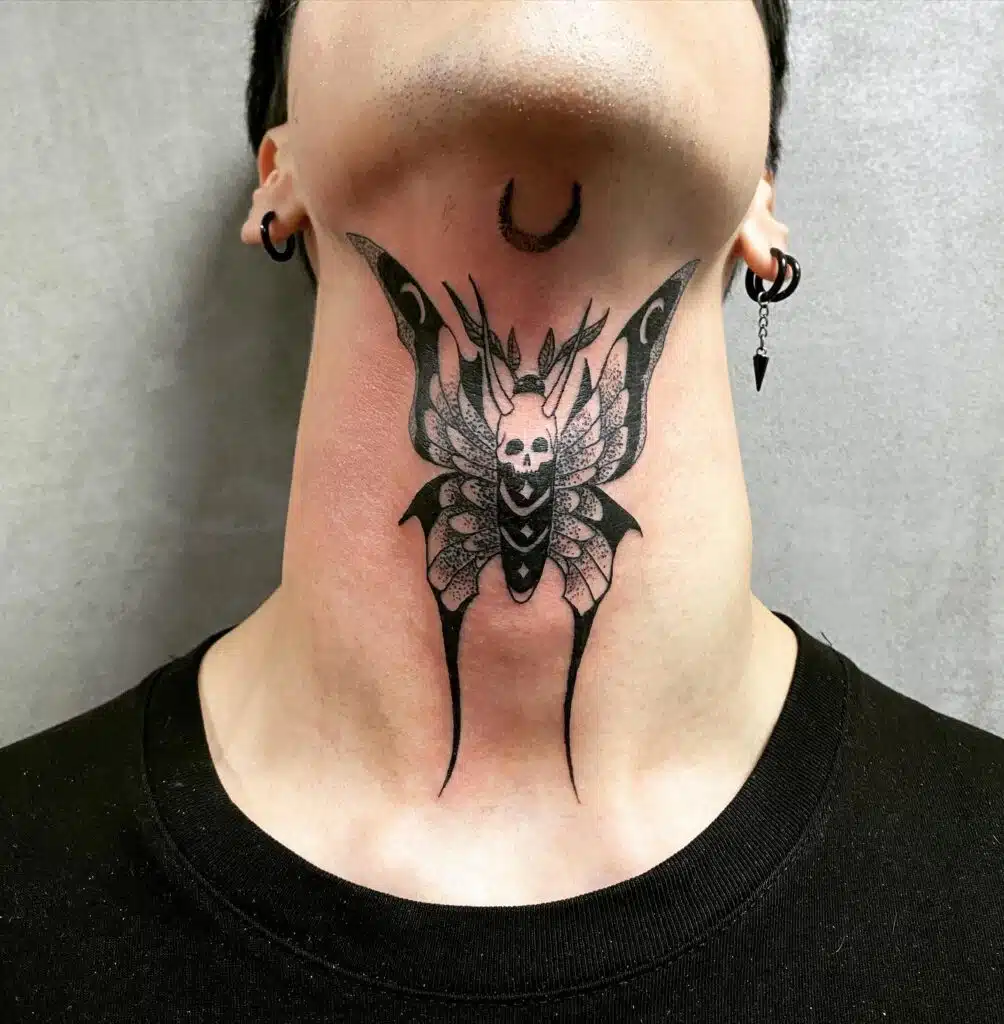 Tetování můra, lebka a měsíc na krku