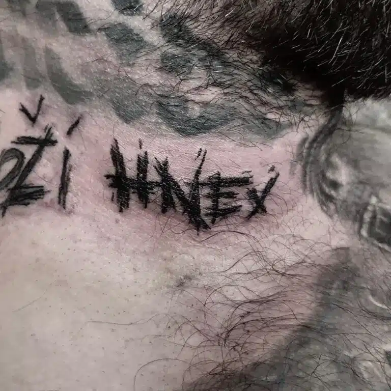 Tetování nápis na krku