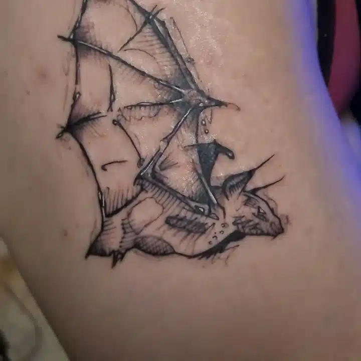 Tetování zvířata, ptáci netopýr na boku stehna